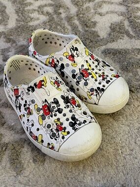 Native Jefferson little Kids Mickey Print Slip-On Sneakers size 6